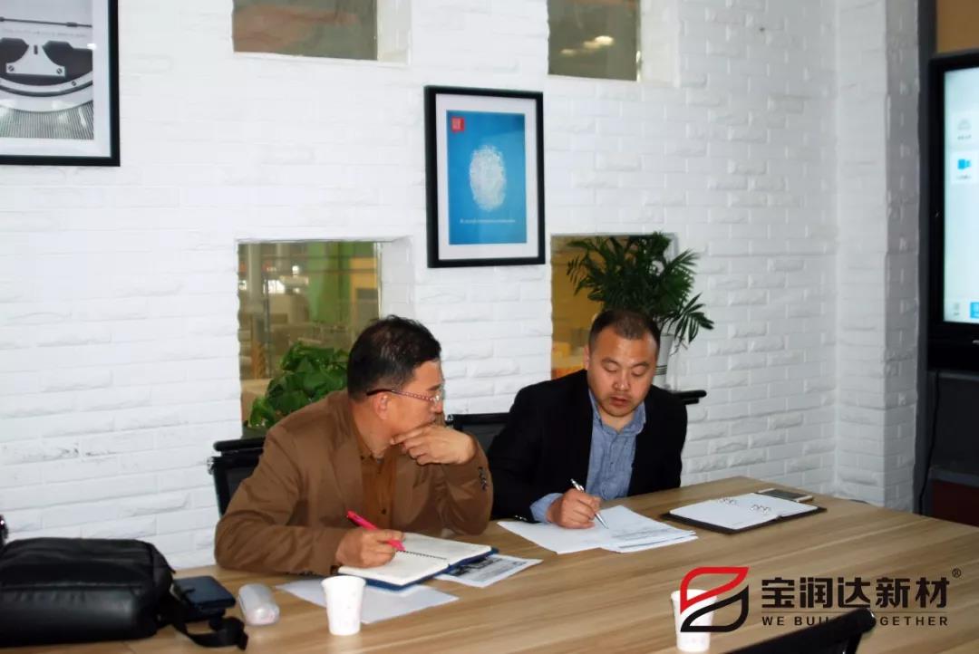 德晋贵宾厅梁经理与客户洽谈