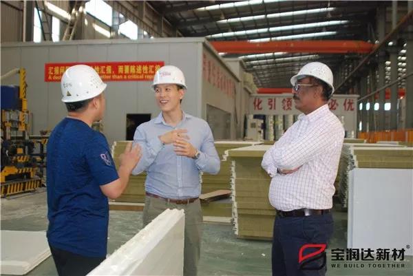 为毛里求斯共和国客户讲解德晋贵宾厅产品