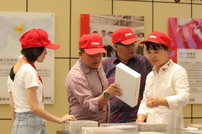 印尼客户来访德晋贵宾厅洽谈聚氨酯冷库板合作