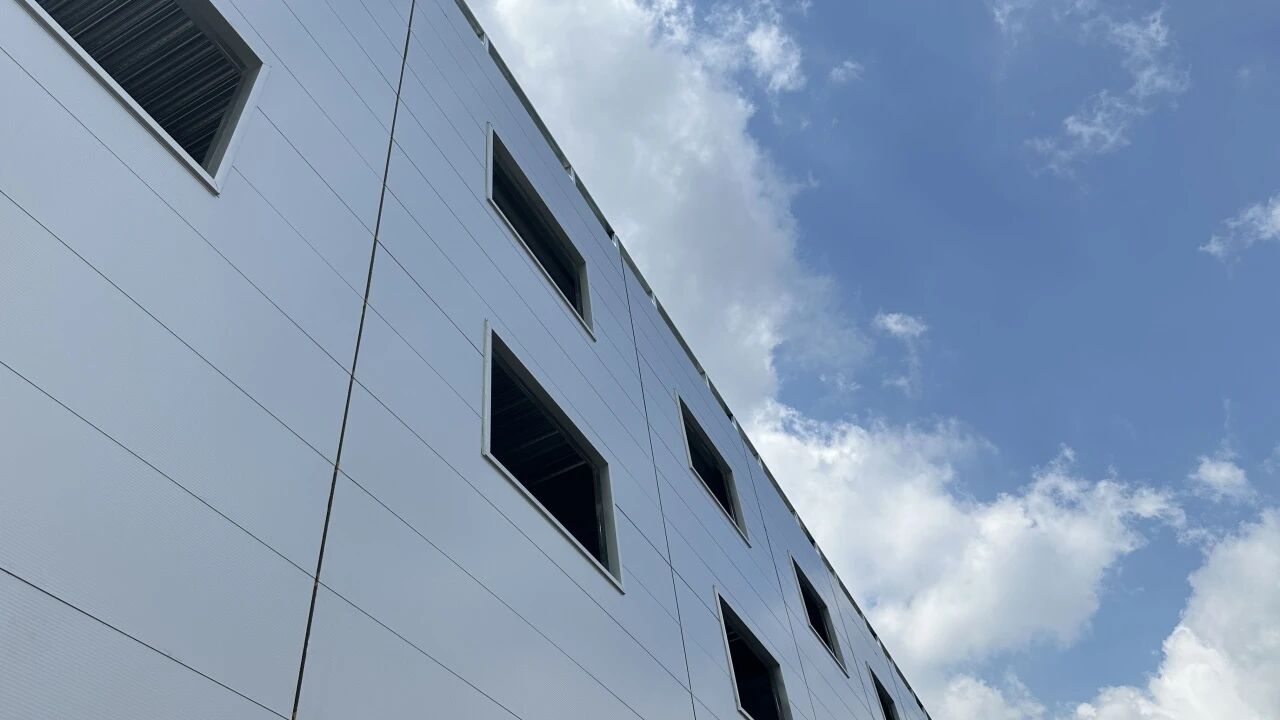 德晋贵宾厅聚氨酯封边岩棉板——为工业外墙注入“长寿基因”