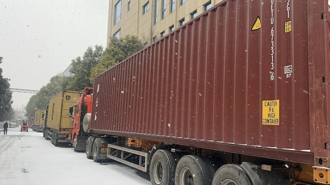 大雪中的发货现场｜寒潮下，德晋贵宾厅10000㎡钢构墙板+顶板整装发往斯里兰卡